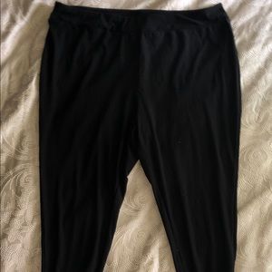 Black Terra & Sky Capris Leggings